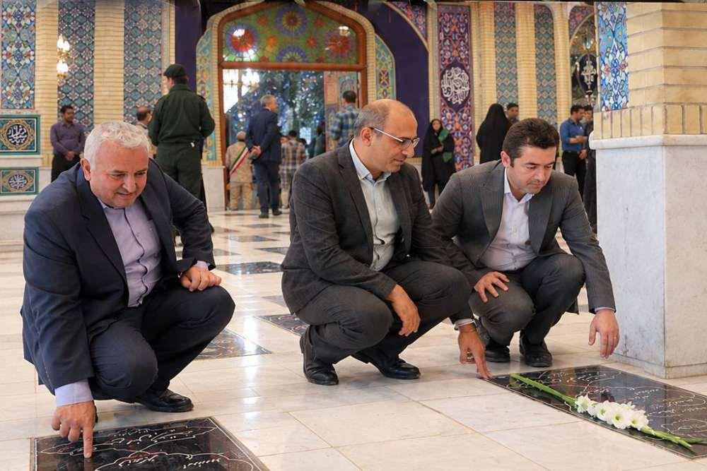 غبارروبی و عطرافشانی مزار شهدا به مناسبت هفته دفاع مقدس