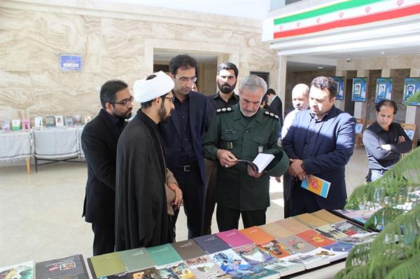 گرامیداشت هفته دفاع مقدس و برگزاری نمایشگاه عکس و کتاب در مجتمع ICT استان