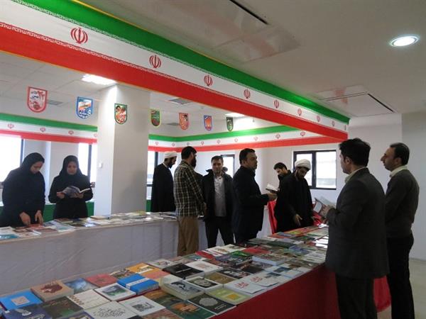 برگزاری نمایشگاه عکس و کتاب به مناسبت دهه ی فجر